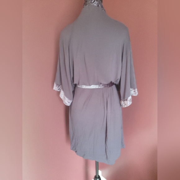 NWOT Soft, Comfortable Robe, Never Worn - Picture 5 of 8